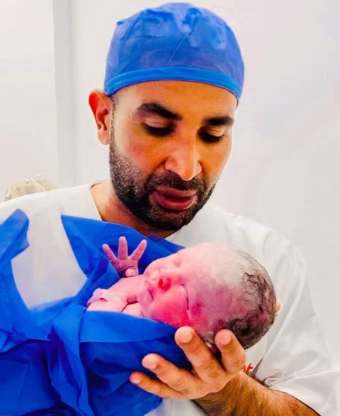 تصرف صادم من أحمد سعد بعد إصابة ابنته الرضيع في