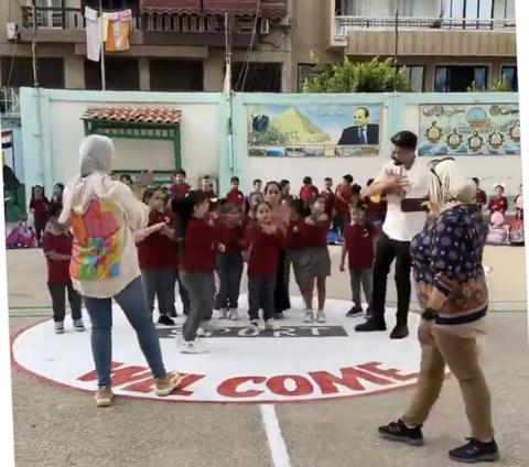 تلاميذ يرقصون على أغنية مخاصماك في مدرسة خاصة..