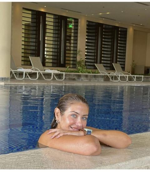 ظهور صادم للفنانة هيدي كرم من حمام السباحة يثير