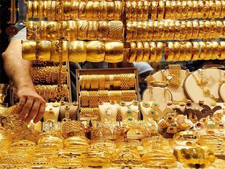 الذهب يتراجع بقوة لأول مرة منذ شهور