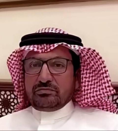 سعودي يصبح حديث العالم بعدما حدث لابنه على منصة