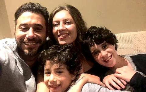 أحمد السعدني ينشر صورة لـ زوجته أم ابنائه التي